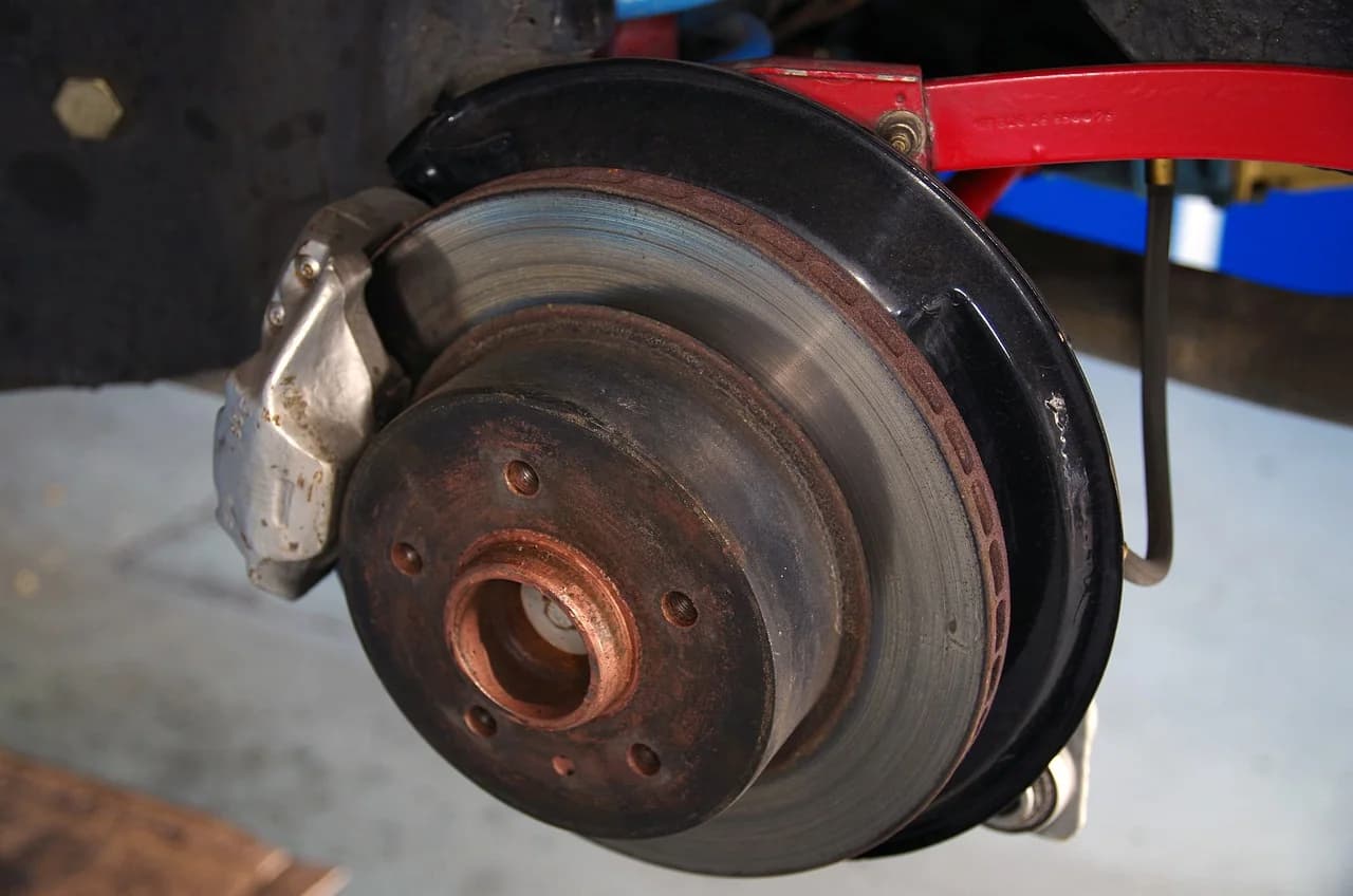 Vehicle receiving courtesy advice & repair reports near Asquith